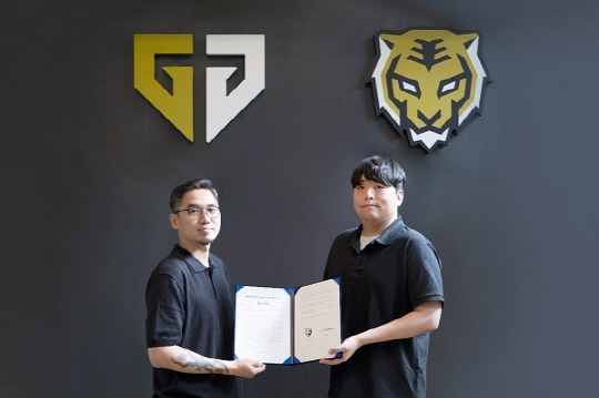 정현섭(왼쪽) 젠지 상무와 심현보 아이엠브랜드 CMO가 업무협약을 체결하고 기념촬영을 하고 있다.